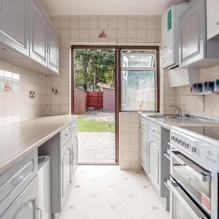 Lovely 4-Bedroom House Near Romford Station
